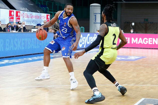 10. Spieltag der easyCredit BBL Basketball Bundesliga in der Oberfrankenhalle in Bayreuth Saison 2021-2022 Medi Bayreuth gegen Fraport Skyliners Frankfurt Sacar Anim ( Medi Bayreuth) -2- rechts Quantez Robertson (Fraport Skyliners Frankfurt ) -23- links