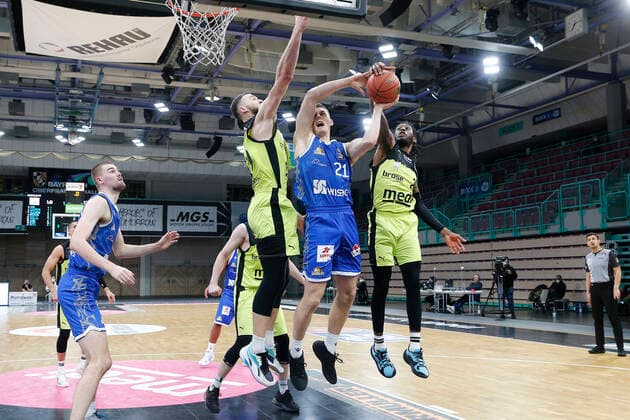 10. Spieltag der easyCredit BBL Basketball Bundesliga in der Oberfrankenhalle in Bayreuth Saison 2021-2022 Medi Bayreuth gegen Fraport Skyliners Frankfurt Martynas Sajus ( Medi Bayreuth) -19- links Sacar Anim ( Medi Bayreuth) -2- rechts Lorenz Brenneke (Fraport Skyliners Frankfurt ) -21- mitte