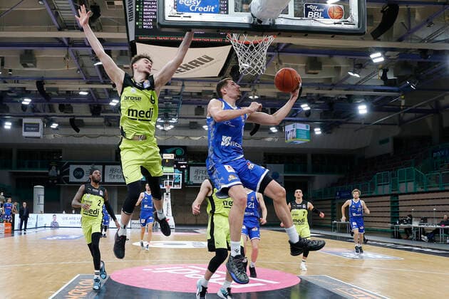 Sport Bilder des Tages 10. Spieltag der easyCredit BBL Basketball Bundesliga in der Oberfrankenhalle in Bayreuth Saison 2021-2022 Medi Bayreuth gegen Fraport Skyliners Frankfurt Kay Bruhnke (Medi Bayreuth) -9- links Lukas Wank (Fraport Skyliners Frankfurt ) -0- rechts