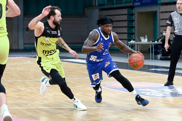 10. Spieltag der easyCredit BBL Basketball Bundesliga in der Oberfrankenhalle in Bayreuth Saison 2021-2022 Medi Bayreuth gegen Fraport Skyliners Frankfurt Bastian Doreth (Medi Bayreuth) -10- links Will Cherry (Fraport Skyliners Frankfurt ) -29- rechts