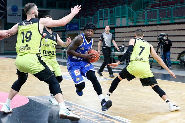10. Spieltag der easyCredit BBL Basketball Bundesliga in der Oberfrankenhalle in Bayreuth Saison 2021-2022 Medi Bayreuth gegen Fraport Skyliners Frankfurt Martynas Sajus ( Medi Bayreuth) -19- links Philip Jalalpoor (Medi Bayreuth) -7- rechts Will Cherry (Fraport Skyliners Frankfurt ) -29- mitte