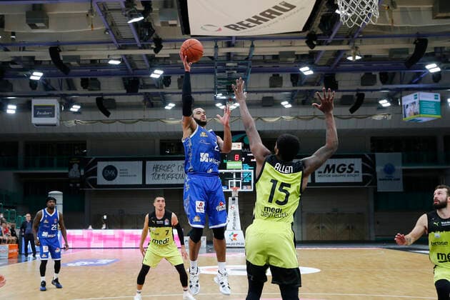 10. Spieltag der easyCredit BBL Basketball Bundesliga in der Oberfrankenhalle in Bayreuth Saison 2021-2022 Medi Bayreuth gegen Fraport Skyliners Frankfurt Terry Allen ( Medi Bayreuth) -15- rechts Rasheed Moore (Fraport Skyliners Frankfurt ) -20- links
