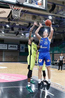 10. Spieltag der easyCredit BBL Basketball Bundesliga in der Oberfrankenhalle in Bayreuth Saison 2021-2022 Medi Bayreuth gegen Fraport Skyliners Frankfurt Terry Allen ( Medi Bayreuth 15) links Lorenz Brenneke (Fraport Skyliners Frankfurt ) -21- rechts