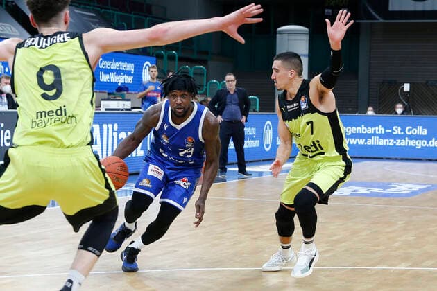 10. Spieltag der easyCredit BBL Basketball Bundesliga in der Oberfrankenhalle in Bayreuth Saison 2021-2022 Medi Bayreuth gegen Fraport Skyliners Frankfurt Philip Jalalpoor (Medi Bayreuth) -7- rechts Will Cherry (Fraport Skyliners Frankfurt ) -29- mitte