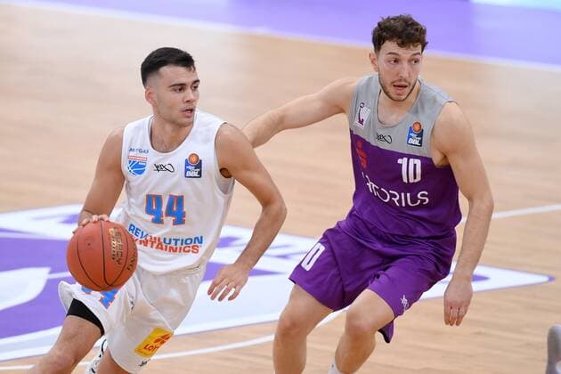 Nikola Rebic (Mitteldeutscher BC) (am Ball), Haris Hujic (BG Goettingen) (R) , Basketball, Bundesliga, BBL, BG Goettingen - Syntainics MBC, 11.12.2021, BG Goettingen - Mitteldeutscher BC, Basketball, Bundesliga, GER, BBL, 11.12.2021 Goettingen Copyright: xEibner-Pressefotox-xRolandxSippelx