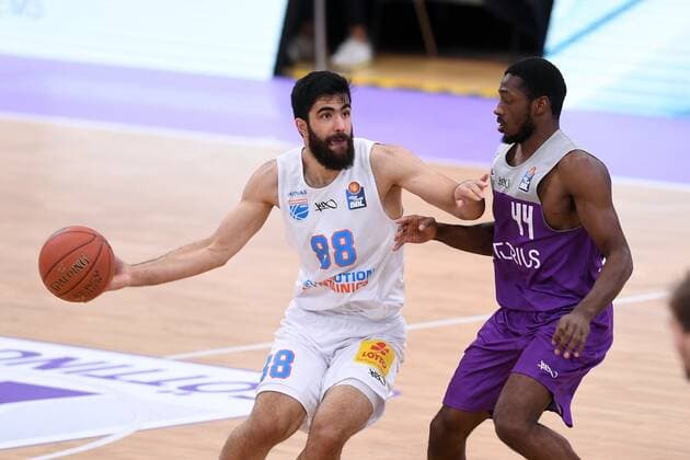 Behnam Yakhchali (Mitteldeutscher BC) (am Ball), Kamar Baldwin (BG Goettingen) (R) , Basketball, Bundesliga, BBL, BG Goettingen - Syntainics MBC, 11.12.2021, BG Goettingen - Mitteldeutscher BC, Basketball, Bundesliga, GER, BBL, 11.12.2021 Goettingen Copyright: xEibner-Pressefotox-xRolandxSippelx