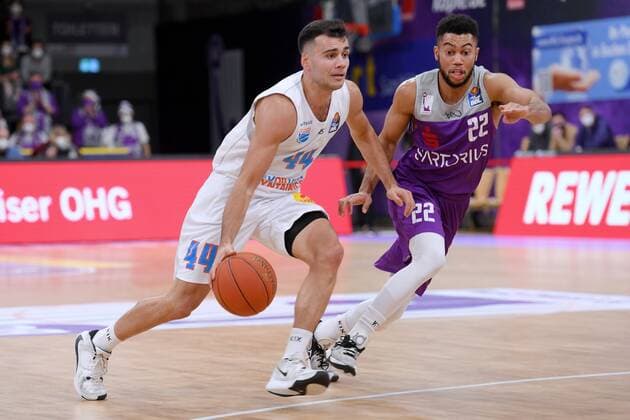 Nikola Rebic (Mitteldeutscher BC) (am Ball), Stephen Brown Jr. (BG Goettingen) (R) , Basketball, Bundesliga, BBL, BG Goettingen - Syntainics MBC, 11.12.2021, BG Goettingen - Mitteldeutscher BC, Basketball, Bundesliga, GER, BBL, 11.12.2021 Goettingen Copyright: xEibner-Pressefotox-xRolandxSippelx