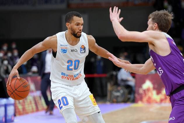 Jamel Morris (Mitteldeutscher BC) (am Ball), Jake Toolson (BG Goettingen) (R) , Basketball, Bundesliga, BBL, BG Goettingen - Syntainics MBC, 11.12.2021, BG Goettingen - Mitteldeutscher BC, Basketball, Bundesliga, GER, BBL, 11.12.2021 Goettingen Copyright: xEibner-Pressefotox-xRolandxSippelx