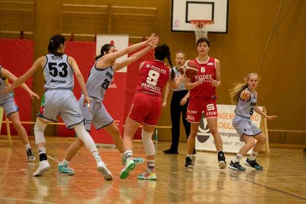 11.12.2021, 2. Toyota Damen Basketball Bundesliga Nord, DBBL, Saison 2021 2022, Damen, Chemcats Chemnitz - BG 89 AVIDES Hurricanes Pia Mankertz, BG 89 AVIDES Hurricanes, Courtney Michele Strait, ChemCats Chemnitz Chemnitz Sporthalle am Schlossteich Sachsen Germany