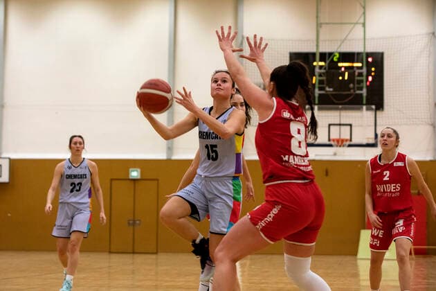 11.12.2021, 2. Toyota Damen Basketball Bundesliga Nord, DBBL, Saison 2021 2022, Damen, Chemcats Chemnitz - BG 89 AVIDES Hurricanes Jessica Kluge, ChemCats Chemnitz, Pia Mankertz, BG 89 AVIDES Hurricanes Chemnitz Sporthalle am Schlossteich Sachsen Germany
