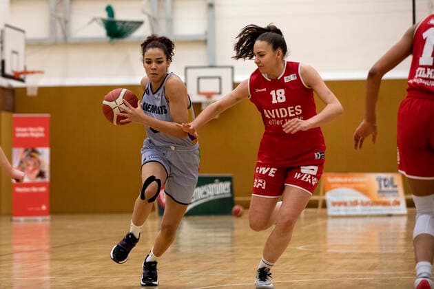 11.12.2021, 2. Toyota Damen Basketball Bundesliga Nord, DBBL, Saison 2021 2022, Damen, Chemcats Chemnitz - BG 89 AVIDES Hurricanes Anabel Neuber-Valdez, ChemCats Chemnitz, Michelle Schischkov, BG 89 AVIDES Hurricanes Chemnitz Sporthalle am Schlossteich Sachsen Germany