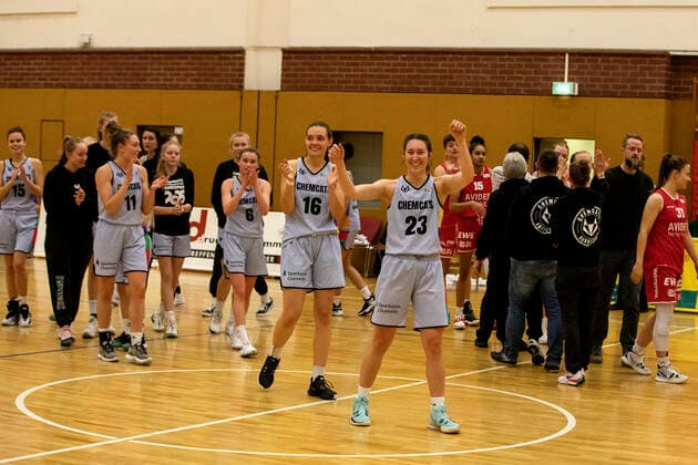 11.12.2021, 2. Toyota Damen Basketball Bundesliga Nord, DBBL, Saison 2021 2022, Damen, Chemcats Chemnitz - BG 89 AVIDES Hurricanes Sieger für die ChemCats, Courtney Michele Strait, ChemCats Chemnitz, Lilli Frölich, ChemCats Chemnitz Chemnitz Sporthalle am Schlossteich Sachsen Germany
