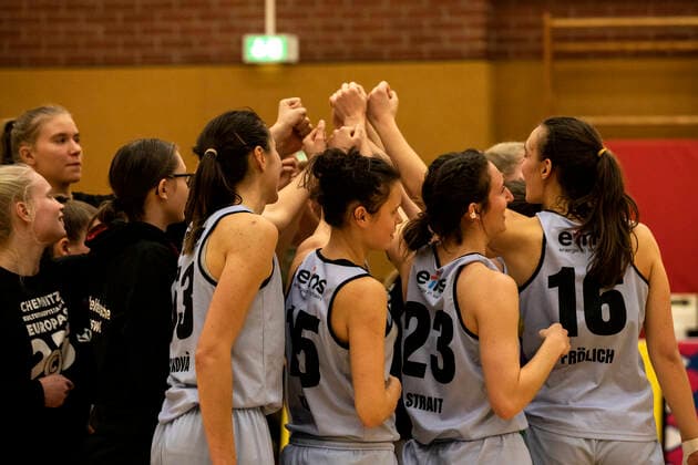 11.12.2021, 2. Toyota Damen Basketball Bundesliga Nord, DBBL, Saison 2021 2022, Damen, Chemcats Chemnitz - BG 89 AVIDES Hurricanes Jubel der Spielerinnen von den ChemCats Chemnitz Sporthalle am Schlossteich Sachsen Germany