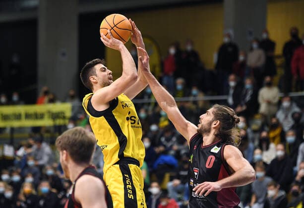 Basketball 2. Bundesliga 2021 2022 13. Spieltag 20.11.2021 in Rottenburg Tigers Tuebingen - Artland Dragons Mateo Seric (li, Tigers) gegen Adam Pechacek (re, Artland Dragons)