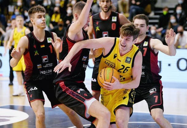 Basketball 2. Bundesliga 2021 2022 13. Spieltag 20.11.2021 in Rottenburg Tigers Tuebingen - Artland Dragons Till Joenke (2.v.re, Tigers) gegen Jacob Knauf (2.v.li, Artland Dragons) beobachtet von Zachary Ensminger (li, Artland Dragons), Adrian Breitlauch (re, Tigers)