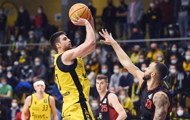Basketball 2. Bundesliga 2021 2022 13. Spieltag 20.11.2021 in Rottenburg Tigers Tuebingen - Artland Dragons Mateo Seric (li, Tigers) gegen Taren Sullivan (re, Artland Dragons)