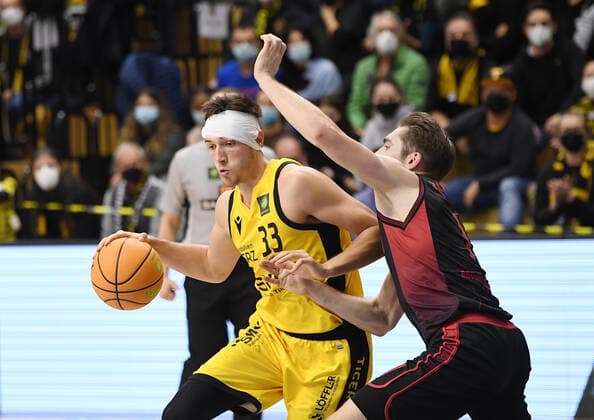 Basketball 2. Bundesliga 2021 2022 13. Spieltag 20.11.2021 in Rottenburg Tigers Tuebingen - Artland Dragons Ryan Richard Mikesell (li, Tigers) gegen Adrian Breitlauch (li, Artland Dragons)