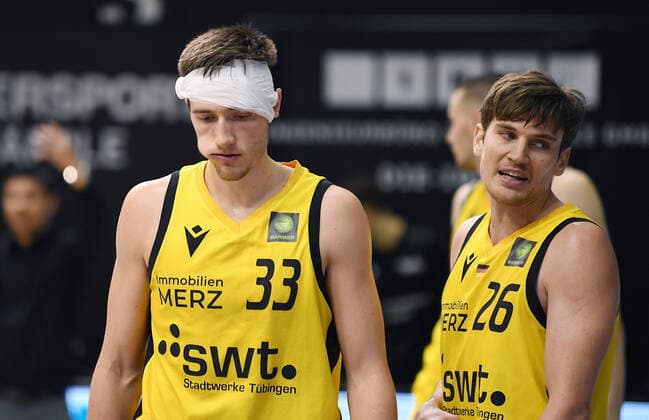 Basketball 2. Bundesliga 2021 2022 13. Spieltag 20.11.2021 in Rottenburg Tigers Tuebingen - Artland Dragons Enttaeuschung Tigers; Ryan Richard Mikesell (li) und Till Joenke