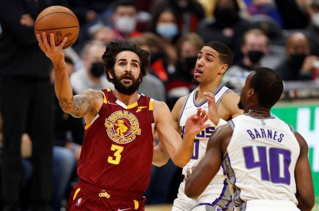 Cleveland Cavaliers guard Ricky Rubio of Spain (L) goes to the basket against Tyrese Haliburton (C) and Harrison Barnes (R) of the Sacramento Kings during the first half of the NBA, Basketball Herren, USA game between the Cleveland Cavaliers and the Sacramento Kings at Rocket Mortgage Fieldhouse in Cleveland, Ohio, USA, 11 December 2021. Sacramento Kings at Cleveland Cavaliers !ACHTUNG: NUR REDAKTIONELLE NUTZUNG!  Copyright: xDavidxMaxwellx AME3974 20211212-d03b3c8fefb5e10ed1d67cf713ea639981ff95a5
