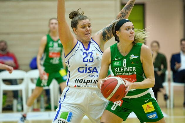 Halle, Deutschland 11. Dezember 2021: 1.BBL - Damen - 2021 2022 - Gisa Lions SV Halle vs. Rutrinic Stars Keltern v. li. im Zweikampf Klaudia Grudzien (Halle) und Brittany Carter (Keltern) SWH.arena Sachsen Anhalt Copyright: xFotostandx xxBallaschx