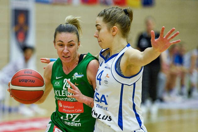 Halle, Deutschland 11. Dezember 2021: 1.BBL - Damen - 2021 2022 - Gisa Lions SV Halle vs. Rutrinic Stars Keltern v. li. im Zweikampf Matea Tavic (Keltern) und Lotta Stach (Halle) SWH.arena Sachsen Anhalt Copyright: xFotostandx xxBallaschx