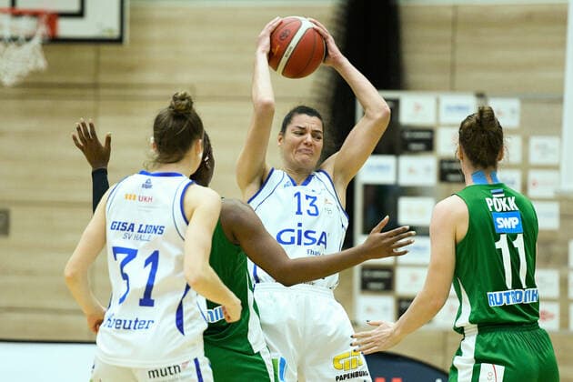 Halle, Deutschland 11. Dezember 2021: 1.BBL - Damen - 2021 2022 - Gisa Lions SV Halle vs. Rutrinic Stars Keltern v.li. Charlotte Kreuter (Halle),Devran Tanacan (Halle) und Mailis Pokk (Keltern) SWH.arena Sachsen Anhalt Copyright: xFotostandx xxBallaschx