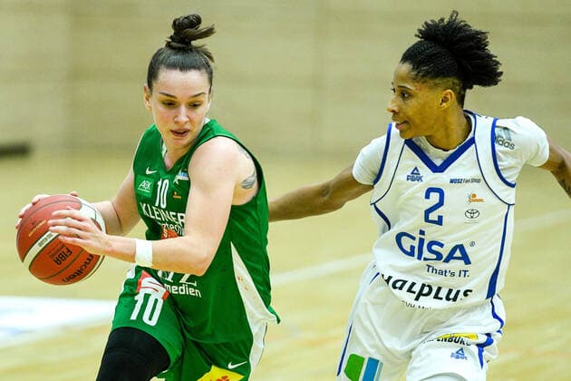 Halle, Deutschland 11. Dezember 2021: 1.BBL - Damen - 2021 2022 - Gisa Lions SV Halle vs. Rutrinic Stars Keltern v. li. im Zweikampf Sanja Mandic (Keltern) und Deeshyra Thomas (Halle) SWH.arena Sachsen Anhalt Copyright: xFotostandx xxBallaschx