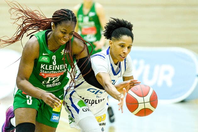 Halle, Deutschland 11. Dezember 2021: 1.BBL - Damen - 2021 2022 - Gisa Lions SV Halle vs. Rutrinic Stars Keltern v. li. im Zweikampf Brenna Richardson (Keltern) und Deeshyra Thomas (Halle) SWH.arena Sachsen Anhalt Copyright: xFotostandx xxBallaschx