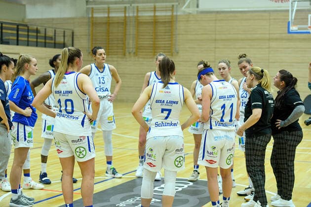 Halle, Deutschland 11. Dezember 2021: 1.BBL - Damen - 2021 2022 - Gisa Lions SV Halle vs. Rutrinic Stars Keltern Die Spielerinnen von Halle bilden einen Mannschaftskreis zum Schulterschluss. SWH.arena Sachsen Anhalt Copyright: xFotostandx xxBallaschx