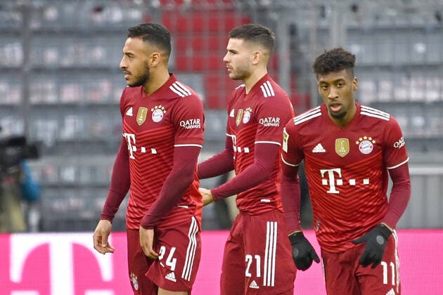 v.li:Corentin TOLISSO (Bayern Muenchen), fasst sich an den Oberschenkel,verletzt,Verletzung. Lucas HERNANDEZ (Bayern Muenchen), Kingsley COMAN (Bayern Muenchen).Aktion. Fussball 1. Bundesliga Saison 2021 2022,15.Spieltag, Spieltag15. FC Bayern Muenchen-1.FSV Mainz 05 2-1, am 11.12.2021, A L L I A N Z A R E N A Muenchen.