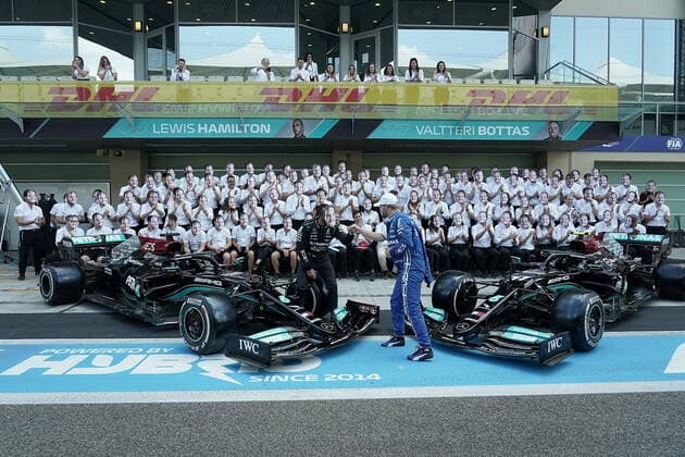 FORMULA 1 ETIHAD AIRWAYS ABU DHABI GRAND PRIX 2021 12.12.2021, Yas Marina Circuit, Abu Dhabi, FORMULA 1 ETIHAD AIRWAYS ABU DHABI GRAND PRIX 2021 , im Bild Abschlussfoto vom Mercedes-AMG Petronas Formula One Team, alle Teammitglieder tragen zu Ehren von Valtteri Bottas (FIN), Mercedes-AMG Petronas Formula One Team dessen Konterfei als Maske. Lewis Hamilton (GBR), Mercedes-AMG Petronas Formula One Team, Teamchef und Geschäftsführer Toto Wolff (Mercedes-AMG Petronas F1 Team) trägt die Maske verkehrtherum, Vorstandsvorsitzender Ola Källenius (Daimler AG).