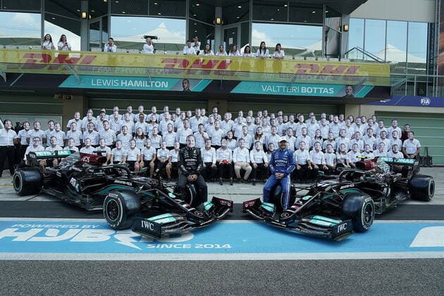 FORMULA 1 ETIHAD AIRWAYS ABU DHABI GRAND PRIX 2021 12.12.2021, Yas Marina Circuit, Abu Dhabi, FORMULA 1 ETIHAD AIRWAYS ABU DHABI GRAND PRIX 2021 , im Bild Abschlussfoto vom Mercedes-AMG Petronas Formula One Team, alle Teammitglieder tragen zu Ehren von Valtteri Bottas (FIN), Mercedes-AMG Petronas Formula One Team dessen Konterfei als Maske. Lewis Hamilton (GBR), Mercedes-AMG Petronas Formula One Team, Teamchef und Geschäftsführer Toto Wolff (Mercedes-AMG Petronas F1 Team) trägt die Maske verkehrtherum, Vorstandsvorsitzender Ola Källenius (Daimler AG).