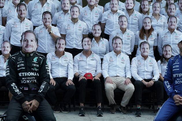 FORMULA 1 ETIHAD AIRWAYS ABU DHABI GRAND PRIX 2021 12.12.2021, Yas Marina Circuit, Abu Dhabi, FORMULA 1 ETIHAD AIRWAYS ABU DHABI GRAND PRIX 2021 , im Bild Abschlussfoto vom Mercedes-AMG Petronas Formula One Team, alle Teammitglieder tragen zu Ehren von Valtteri Bottas (FIN), Mercedes-AMG Petronas Formula One Team dessen Konterfei als Maske. Lewis Hamilton (GBR), Mercedes-AMG Petronas Formula One Team, Teamchef und Geschäftsführer Toto Wolff (Mercedes-AMG Petronas F1 Team) trägt die Maske verkehrtherum, Vorstandsvorsitzender Ola Källenius (Daimler AG).