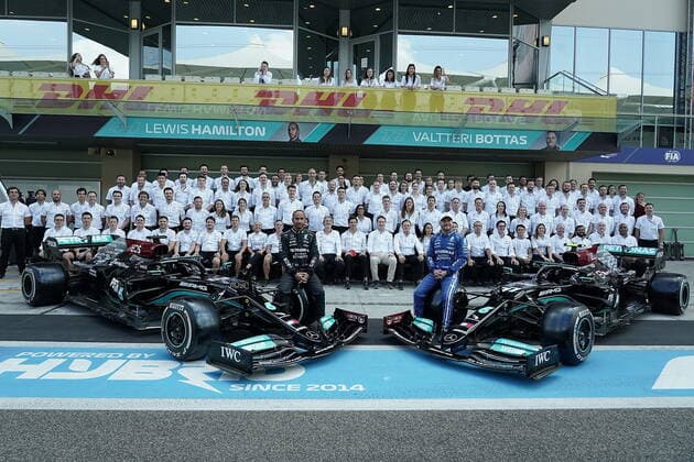 FORMULA 1 ETIHAD AIRWAYS ABU DHABI GRAND PRIX 2021 12.12.2021, Yas Marina Circuit, Abu Dhabi, FORMULA 1 ETIHAD AIRWAYS ABU DHABI GRAND PRIX 2021 , im Bild Abschlussfoto vom Mercedes-AMG Petronas Formula One Team, alle Teammitglieder tragen zu Ehren von Valtteri Bottas (FIN), Mercedes-AMG Petronas Formula One Team dessen Konterfei als Maske. Lewis Hamilton (GBR), Mercedes-AMG Petronas Formula One Team, Teamchef und Geschäftsführer Toto Wolff (Mercedes-AMG Petronas F1 Team) trägt die Maske verkehrtherum, Vorstandsvorsitzender Ola Källenius (Daimler AG).