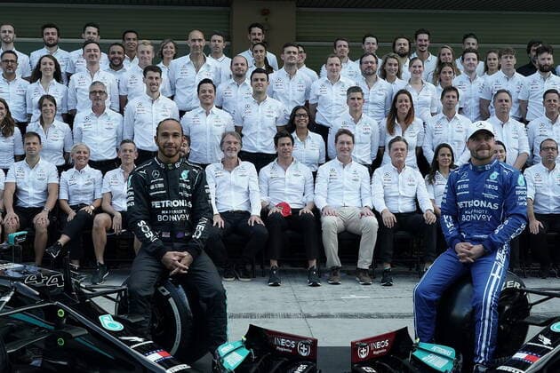 FORMULA 1 ETIHAD AIRWAYS ABU DHABI GRAND PRIX 2021 12.12.2021, Yas Marina Circuit, Abu Dhabi, FORMULA 1 ETIHAD AIRWAYS ABU DHABI GRAND PRIX 2021 , im Bild Abschlussfoto vom Mercedes-AMG Petronas Formula One Team, alle Teammitglieder tragen zu Ehren von Valtteri Bottas (FIN), Mercedes-AMG Petronas Formula One Team dessen Konterfei als Maske. Lewis Hamilton (GBR), Mercedes-AMG Petronas Formula One Team, Teamchef und Geschäftsführer Toto Wolff (Mercedes-AMG Petronas F1 Team) trägt die Maske verkehrtherum, Vorstandsvorsitzender Ola Källenius (Daimler AG).