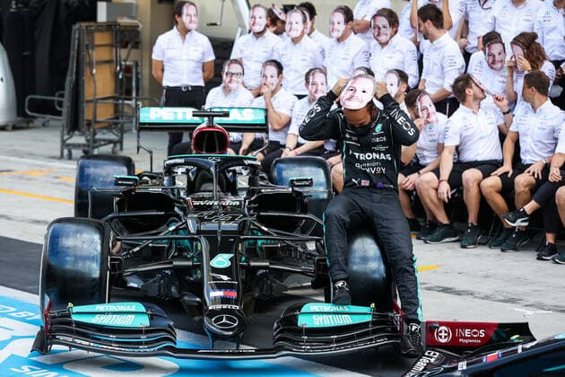 HAMILTON Lewis (gbr), Mercedes AMG F1 GP W12 E Performance, portrait with a mask of BOTTAS Valtteri (fin), Mercedes AMG F1 GP W12 E Performance, portrait during the Formula 1 Etihad Airways Abu Dhabi Grand Prix 2021, 22th round of the 2021 FIA Formula One World Championship, WM, Weltmeisterschaft from December 10 to 12, 2021 on the Yas Marina Circuit, in Yas Island, Abu Dhabi - F1 - ABU DHABI GRAND PRIX 2021 - RACE DPPI Panoramic  00121046_AV6_7782