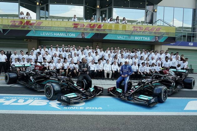 FORMULA 1 ETIHAD AIRWAYS ABU DHABI GRAND PRIX 2021 12.12.2021, Yas Marina Circuit, Abu Dhabi, FORMULA 1 ETIHAD AIRWAYS ABU DHABI GRAND PRIX 2021 , im Bild Abschlussfoto vom Mercedes-AMG Petronas Formula One Team, alle Teammitglieder tragen zu Ehren von Valtteri Bottas (FIN), Mercedes-AMG Petronas Formula One Team dessen Konterfei als Maske. Lewis Hamilton (GBR), Mercedes-AMG Petronas Formula One Team, Teamchef und Geschäftsführer Toto Wolff (Mercedes-AMG Petronas F1 Team) trägt die Maske verkehrtherum, Vorstandsvorsitzender Ola Källenius (Daimler AG).