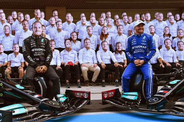 12.12.2021, xekx, Formel 1 FIA, Großer Preis von Abu Dhabi 2021 emspor, Teamfoto Mercedes zum Abschied von Valtteri Bottas (Mercedes-AMG Petronas, 77). (links) Lewis Hamilton (Mercedes-AMG Petronas, 44) mit Bottas Maske. (DFL DFB REGULATIONS PROHIBIT ANY USE OF PHOTOGRAPHS as IMAGE SEQUENCES and or QUASI-VIDEO) Abu Dhabi