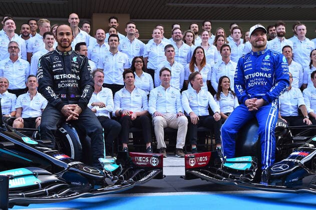 12.12.2021, xekx, Formel 1 FIA, Großer Preis von Abu Dhabi 2021 emspor, Teamfoto Mercedes zum Abschied von (rechts) Valtteri Bottas (Mercedes-AMG Petronas, 77). (links) Lewis Hamilton (Mercedes-AMG Petronas, 44) (DFL DFB REGULATIONS PROHIBIT ANY USE OF PHOTOGRAPHS as IMAGE SEQUENCES and or QUASI-VIDEO) Abu Dhabi