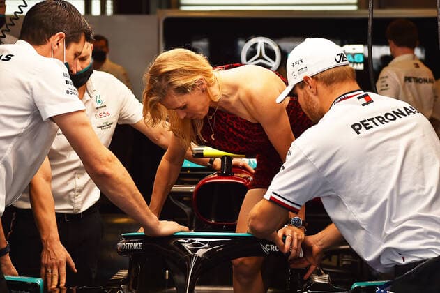Sport Bilder des Tages 12.12.2021, xekx, Formel 1 FIA, Großer Preis von Abu Dhabi 2021 emspor, Valtteri Bottas Partnerin Tiffany Cromwell darf in Bottas Mercedes sitzen (DFL DFB REGULATIONS PROHIBIT ANY USE OF PHOTOGRAPHS as IMAGE SEQUENCES and or QUASI-VIDEO) Abu Dhabi