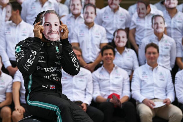 12.12.2021, xekx, Formel 1 FIA, Großer Preis von Abu Dhabi 2021 emspor, Teamfoto Mercedes zum Abschied von Valtteri Bottas (Mercedes-AMG Petronas, 77). (links) Lewis Hamilton (Mercedes-AMG Petronas, 44) mit Bottas Maske, (hinten) Toto Wolff (Mercedes Motorsportchef) und Ola Källenius, Vorstand der Mercedes-Benz AG (DFL DFB REGULATIONS PROHIBIT ANY USE OF PHOTOGRAPHS as IMAGE SEQUENCES and or QUASI-VIDEO) Abu Dhabi