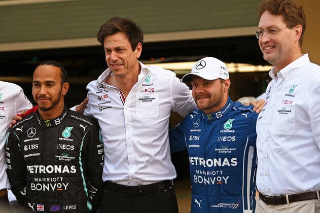 12.12.2021, xekx, Formel 1 FIA, Großer Preis von Abu Dhabi 2021 emspor, (vorne) Lewis Hamilton (Mercedes-AMG Petronas, 44), Toto Wolff (Mercedes Motorsportchef), Valtteri Bottas (Mercedes-AMG Petronas, 77), Ola Källenius (Vorstand der Mercedes-Benz AG) (DFL DFB REGULATIONS PROHIBIT ANY USE OF PHOTOGRAPHS as IMAGE SEQUENCES and or QUASI-VIDEO) Abu Dhabi