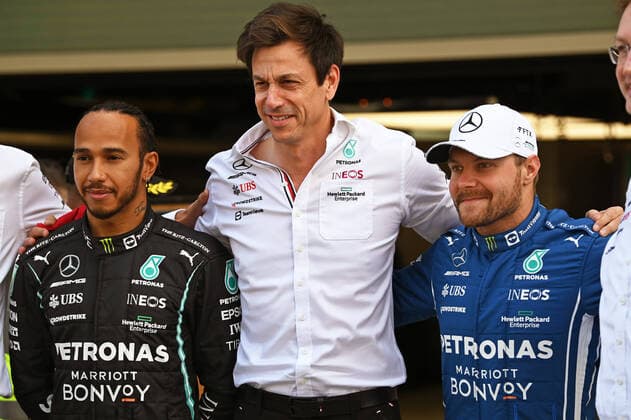 12.12.2021, xekx, Formel 1 FIA, Großer Preis von Abu Dhabi 2021 emspor, v.l. Lewis Hamilton (Mercedes-AMG Petronas, 44), Toto Wolff (Mercedes Motorsportchef), Valtteri Bottas (Mercedes-AMG Petronas, 77) (DFL DFB REGULATIONS PROHIBIT ANY USE OF PHOTOGRAPHS as IMAGE SEQUENCES and or QUASI-VIDEO) Abu Dhabi