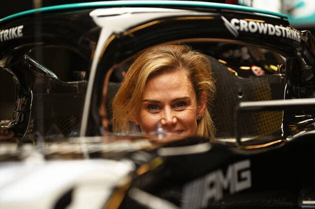 12.12.2021, xekx, Formel 1 FIA, Großer Preis von Abu Dhabi 2021 emspor, Valtteri Bottas Partnerin Tiffany Cromwell darf in Bottas Mercedes sitzen (DFL DFB REGULATIONS PROHIBIT ANY USE OF PHOTOGRAPHS as IMAGE SEQUENCES and or QUASI-VIDEO) Abu Dhabi