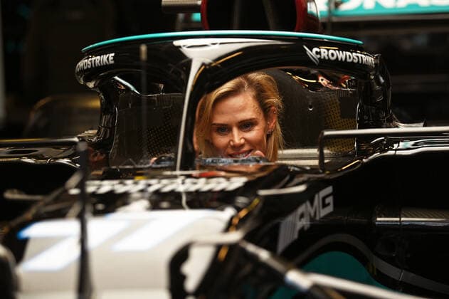 12.12.2021, xekx, Formel 1 FIA, Großer Preis von Abu Dhabi 2021 emspor, Valtteri Bottas Partnerin Tiffany Cromwell darf in Bottas Mercedes sitzen (DFL DFB REGULATIONS PROHIBIT ANY USE OF PHOTOGRAPHS as IMAGE SEQUENCES and or QUASI-VIDEO) Abu Dhabi