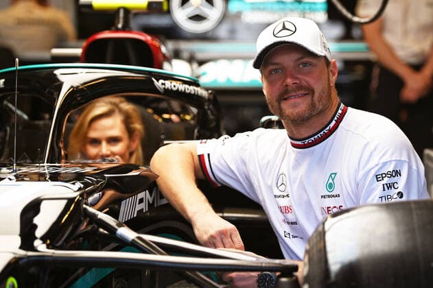 Sport Bilder des Tages 12.12.2021, xekx, Formel 1 FIA, Großer Preis von Abu Dhabi 2021 emspor, Valtteri Bottas (rechts) Partnerin Tiffany Cromwell darf in Bottas Mercedes sitzen (DFL DFB REGULATIONS PROHIBIT ANY USE OF PHOTOGRAPHS as IMAGE SEQUENCES and or QUASI-VIDEO) Abu Dhabi