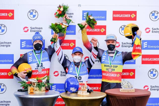 Sport Themen der Woche KW49 Sport Bilder des Tages Eberspächer Rennrodel Weltcup 2021 2022 am 12.12.2021 in Altenberg Sachsen (GER). Max Langenhan (GER), Wolfgang Kindl (AUT) und Johannes Ludwig (GER) (v.l.n.r.) bei der Siegerehrung. *** Eberspächer Luge World Cup 2021 2022 on 12 12 2021 in Altenberg Saxony GER Max Langenhan GER , Wolfgang Kindl AUT and Johannes Ludwig GER f l n r at the award ceremony