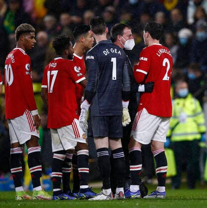 Norwich City v Manchester United, ManU Premier League The players and Referee Darren England show concern for Victor Lindelof of Manchester United who developed breathing problems during the Premier League match at Carrow Road, Norwich Content Not Available For UK Newspapers Copyright: xPaulxChestertonx FIL-16251-0217