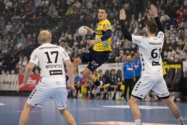 Sport Themen der Woche KW49 Sport Bilder des Tages THW Kiel vs Rhein-Neckar Loewen, LIQUI-MOLY Handball Bundesliga, 12.12.21; Kiel Andy Schmid (Rhein-Neckar-Loewen, 02), Hendrik Pekeler (THW Kiel, 61), Patrick Wiencek (THW Kiel, 17) *** THW Kiel vs Rhein Neckar Loewen, LIQUI MOLY Handball Bundesliga, 12 12 21 Kiel Andy Schmid Rhein Neckar Loewen, 02 , Hendrik Pekeler THW Kiel, 61 , Patrick Wiencek THW Kiel, 17 Copyright: xBEAUTIFULxSPORTS MarioxM.xKobergx
