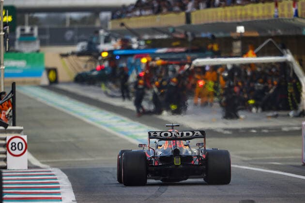 33 VERSTAPPEN Max (nld), Red Bull Racing Honda RB16B, action first stop during the Formula 1 Etihad Airways Abu Dhabi Grand Prix 2021, 22th round of the 2021 FIA Formula One World Championship, WM, Weltmeisterschaft from December 10 to 12, 2021 on the Yas Marina Circuit, in Yas Island, Abu Dhabi - F1 - ABU DHABI GRAND PRIX 2021 - RACE DPPI Panoramic  00121046__V2_3439.JPG